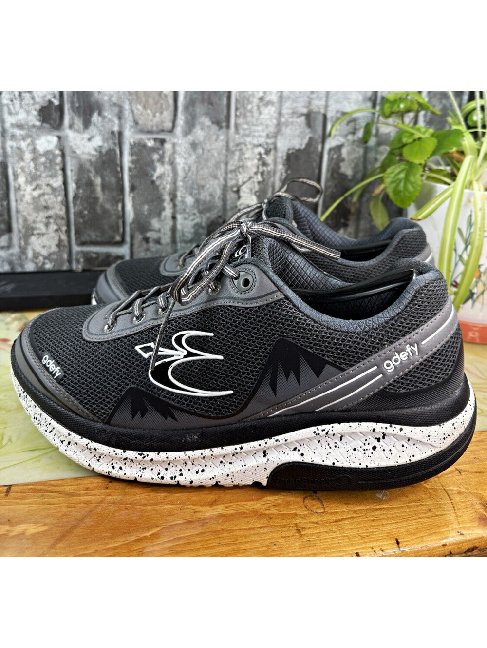 Gravity Defyer Men's Black/Gray/White Solid Low Top Lace-Up Sneaker TB9024MGS-M